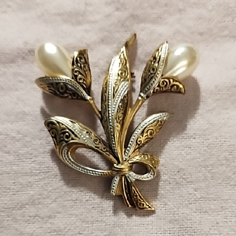 Gold-Tone Floral Pearl Brooch - Elegant Women's Jewelry